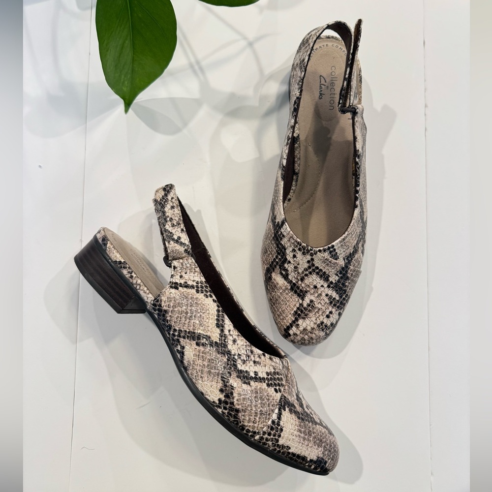 CLARKS JULIET PULL TAUPE SNAKE SLINGBACK FLATS SIZE 8